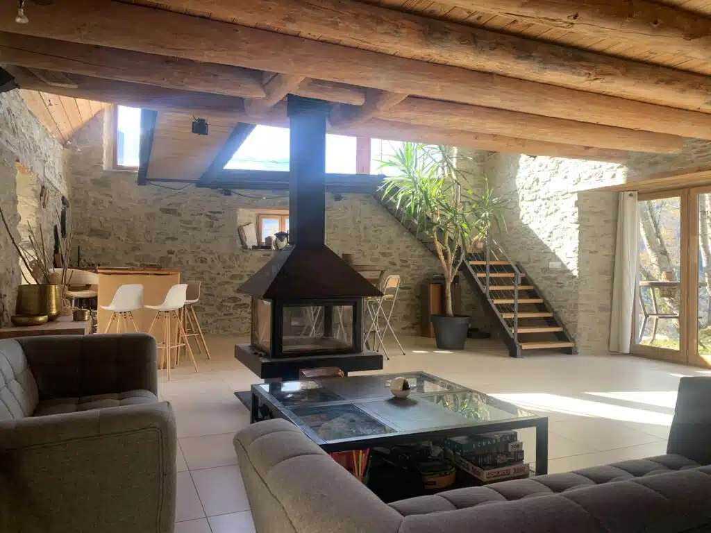notre salon: espace, confort, prestige... idéal pour passer des vacances en "tribu"