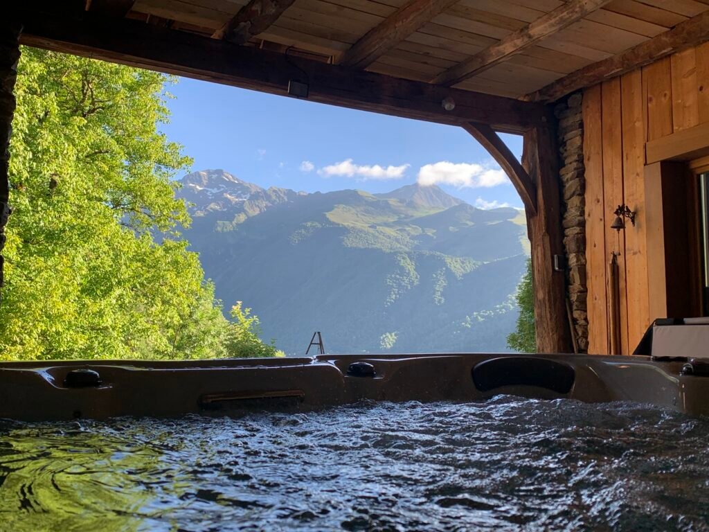 Spa détente avec perspective sur montagne